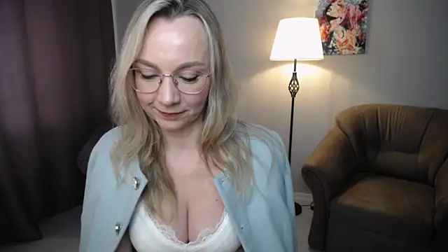 Snapshot of Ava_Elior chatting on May 11, 2:45 pm Ava Elior online show from May 11, 2:45 pm
