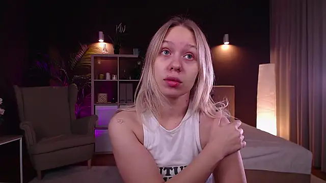 Snapshot of Pooja_Hegde chatting on October 7, 1:03 am Pooja Hegde online show from October 7, 1:03 am