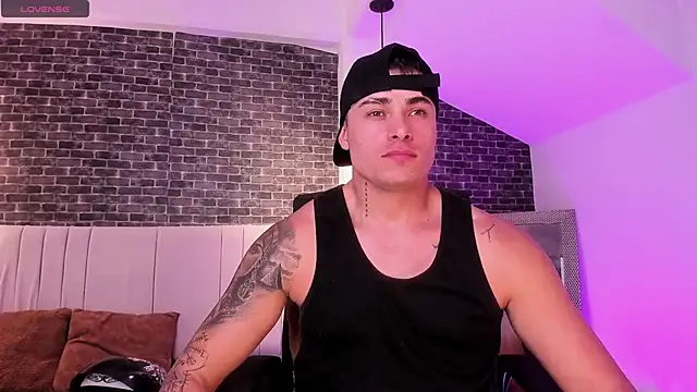 Snapshot of connorsmiith chatting on February 20, 1:35 am connorsmiith online show from February 20, 1:35 am