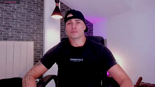 connorsmiith online show from April 5, 11:02 pm