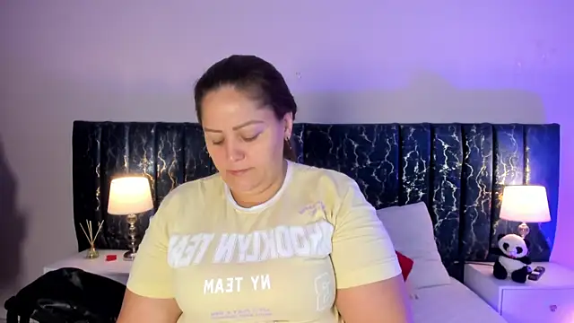 Snapshot of katte_landerr chatting on February 19, 1:07 pm katte landerr online show from February 19, 1:07 pm