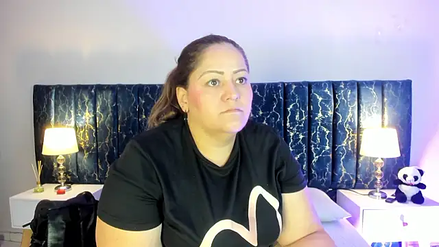 Snapshot of katte_landerr chatting on February 23, 1:30 pm katte landerr online show from February 23, 1:30 pm