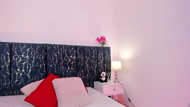 Snapshot of katte_landerr chatting on April 14, 1:17 pm katte landerr online show from April 14, 1:17 pm