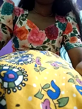 Snapshot of Naina_04 chatting on October 6, 5:43 pm Naina 04 online show from October 6, 5:43 pm