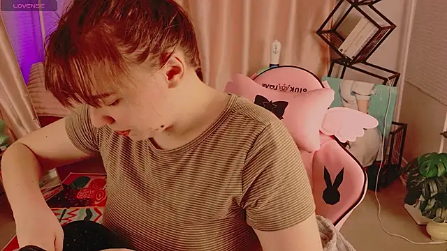 Snapshot of Moon__Bunny chatting on June 7, 3:27 pm Moon Bunny online show from June 7, 3:27 pm