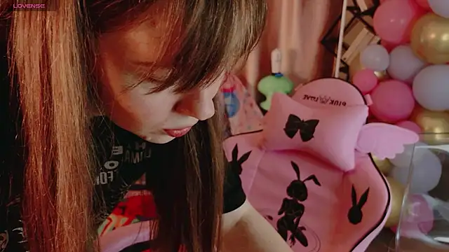 Snapshot of Moon__Bunny chatting on June 17, 6:53 pm Moon Bunny online show from June 17, 6:53 pm