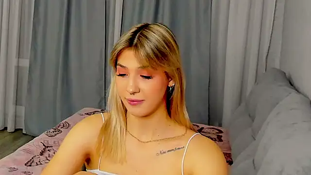 Snapshot of Bella_svon chatting on October 5, 3:10 pm Bella svon online show from October 5, 3:10 pm