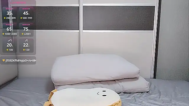 Snapshot of Coco--01 chatting on May 13, 1:03 am Coco--01 online show from May 13, 1:03 am