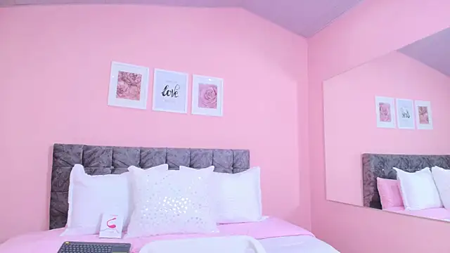 Snapshot of maddie_beauty chatting on October 9, 9:35 pm maddie beauty online show from October 9, 9:35 pm