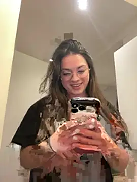 Snapshot of liloush__ chatting on April 18, 9:15 pm liloush online show from April 18, 9:15 pm