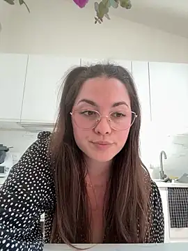 Snapshot of liloush__ chatting on April 20, 1:47 pm liloush online show from April 20, 1:47 pm