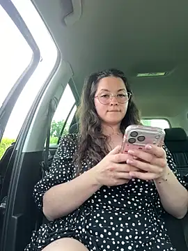 Snapshot of liloush__ chatting on April 21, 3:28 pm liloush online show from April 21, 3:28 pm