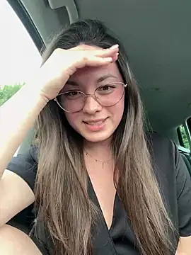 Snapshot of liloush__ chatting on April 25, 4:48 pm liloush online show from April 25, 4:48 pm