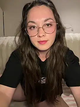 Snapshot of liloush__ chatting on June 1, 7:59 pm liloush online show from June 1, 7:59 pm