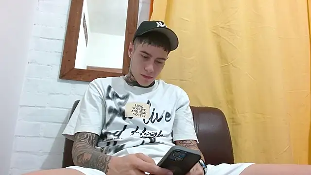 Snapshot of setthomas chatting on July 13, 1:52 am setthomas online show from July 13, 1:52 am