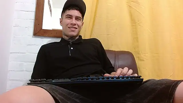 Snapshot of setthomas chatting on July 13, 11:29 pm setthomas online show from July 13, 11:29 pm