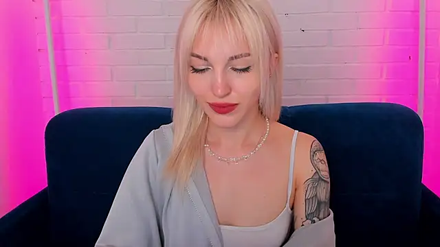 Snapshot of LisaFoxyMe chatting on July 9, 1:42 am LisaFoxyMe online show from July 9, 1:42 am