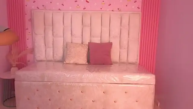 ambar fox s online show from April 8, 8:09 pm