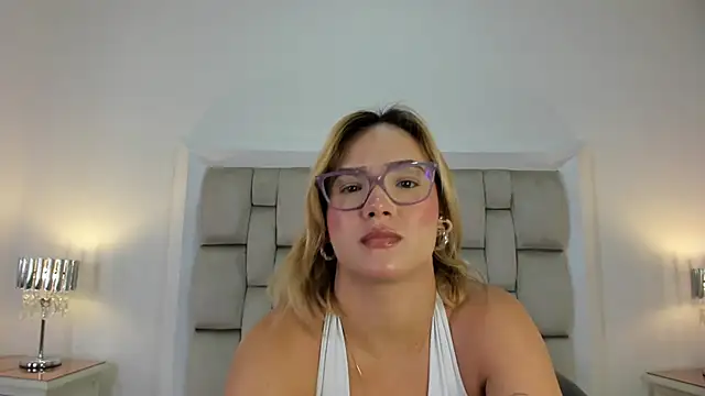Snapshot of frehia_dimou chatting on April 24, 11:23 am frehia dimou online show from April 24, 11:23 am
