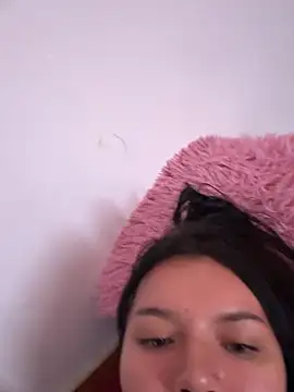 RoxanaBorns  online show from April 10, 3:06 pm