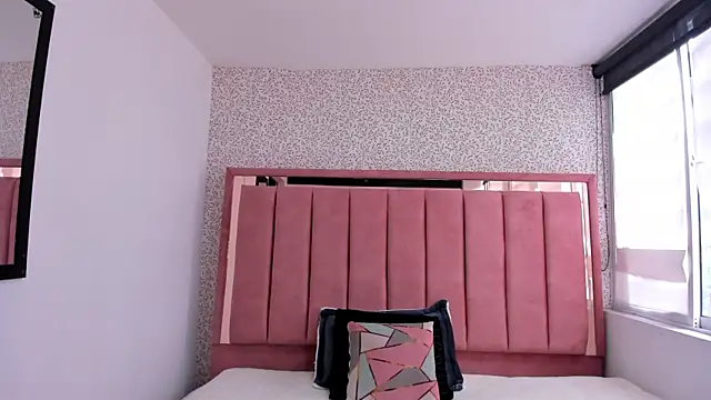 Hanna Lee   online show from October 28, 7:05 pm