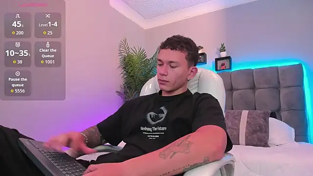 Snapshot of Thomas_moon chatting on May 4, 2:35 pm Thomas moon online show from May 4, 2:35 pm
