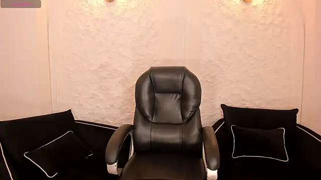 Snapshot of MiaLaurence chatting on April 29, 10:05 pm MiaLaurence online show from April 29, 10:05 pm