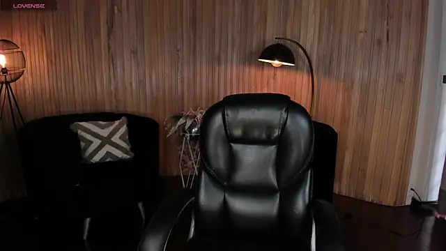Snapshot of MiaLaurence chatting on June 5, 7:30 pm MiaLaurence online show from June 5, 7:30 pm