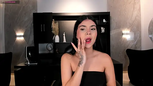 Snapshot of MiaLaurence chatting on June 16, 7:38 pm MiaLaurence online show from June 16, 7:38 pm