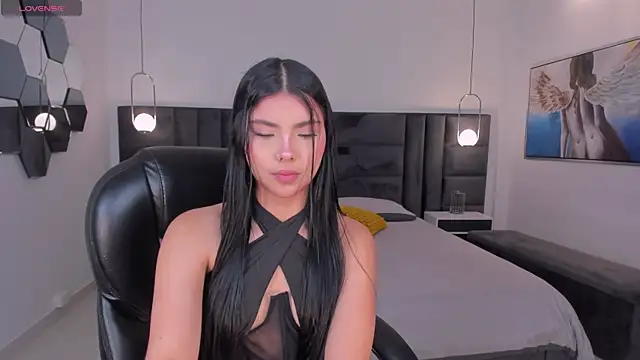 Snapshot of MiaLaurence chatting on June 25, 11:37 am MiaLaurence online show from June 25, 11:37 am