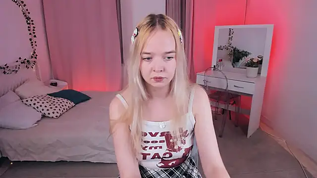 Snapshot of BellaMontgomery chatting on October 13, 9:48 pm BellaMontgomery online show from October 13, 9:48 pm