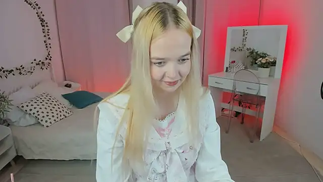 Snapshot of BellaMontgomery chatting on October 15, 9:59 pm BellaMontgomery online show from October 15, 9:59 pm