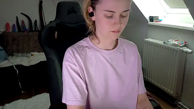Snapshot of Melly4You chatting on May 21, 3:19 pm Melly4You online show from May 21, 3:19 pm