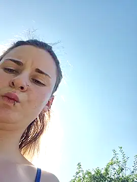 Snapshot of Melly4You chatting on July 12, 3:25 pm Melly4You online show from July 12, 3:25 pm