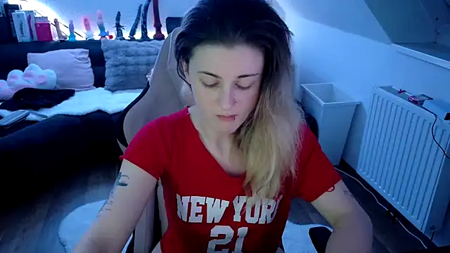 Snapshot of Melly4You chatting on July 14, 9:53 pm Melly4You online show from July 14, 9:53 pm