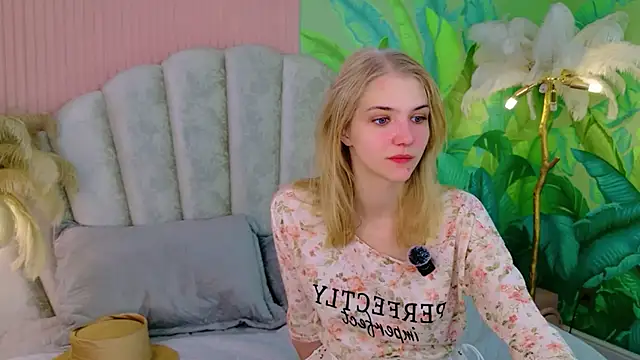 Snapshot of 4example_Chloe chatting on June 28, 5:35 am 4example Chloe online show from June 28, 5:35 am