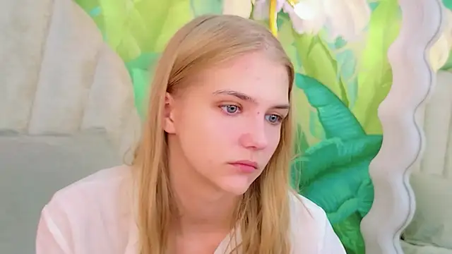 Snapshot of 4example_Chloe chatting on July 8, 5:45 am 4example Chloe online show from July 8, 5:45 am