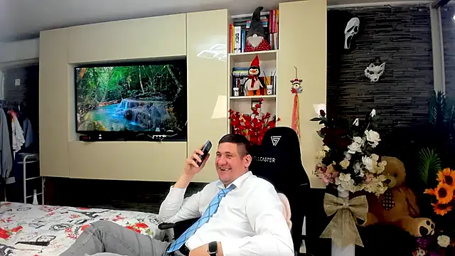 SpartacusDaddy48 online show from April 15, 11:28 am