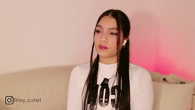 Cutie Riley online show from March 14, 11:59 am