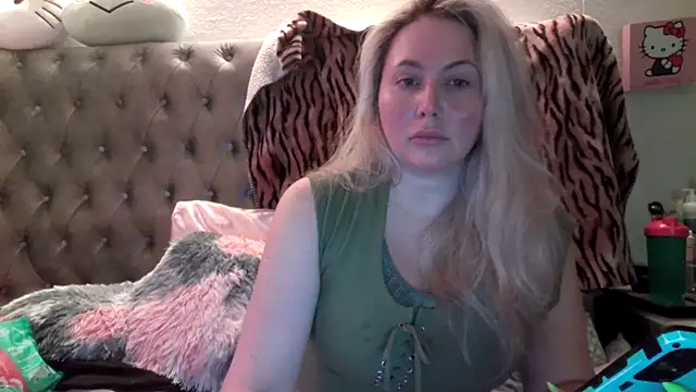 Snapshot of BigBoobsBlair chatting on October 4, 5:27 am BigBoobsBlair online show from October 4, 5:27 am