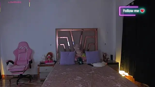 lunaarose online show from March 27, 3:45 am