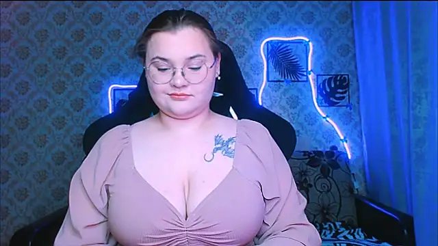 InLoveWithLife26 online show from February 7, 8:12 pm