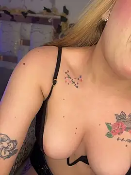 Snapshot of Sara_Sophia420 chatting on May 19, 9:15 am Sara Sophia420 online show from May 19, 9:15 am