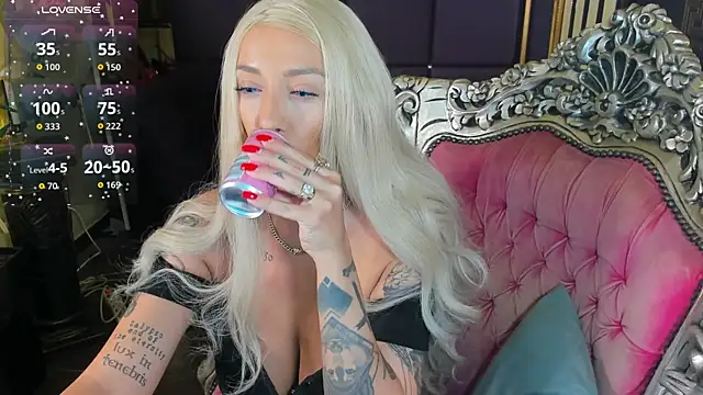Snapshot of spicyxmilf chatting on June 16, 4:26 am spicyxmilf online show from June 16, 4:26 am