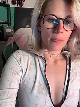 Snapshot of TheRealJessyLey chatting on May 12, 5:54 pm TheRealJessyLey online show from May 12, 5:54 pm