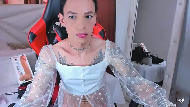 Snapshot of sara_slut21 chatting on December 10, 5:33 pm sara slut21 online show from December 10, 5:33 pm