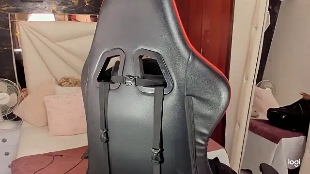 Snapshot of sara_slut21 chatting on December 18, 4:28 pm sara slut21 online show from December 18, 4:28 pm