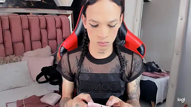 Snapshot of sara_slut21 chatting on January 23, 6:45 pm sara slut21 online show from January 23, 6:45 pm