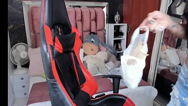 Snapshot of sara_slut21 chatting on January 28, 8:26 pm sara slut21 online show from January 28, 8:26 pm