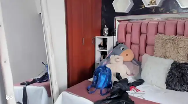 Snapshot of sara_slut21 chatting on February 12, 9:11 pm sara slut21 online show from February 12, 9:11 pm